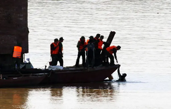 Cận cảnh quá trình trục vớt quả bom dưới sông Hồng gần cầu Long Biên ảnh 1