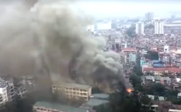 Cháy lớn quán cafe ngay gần trụ sở UBND quận Ba Đình ảnh 1