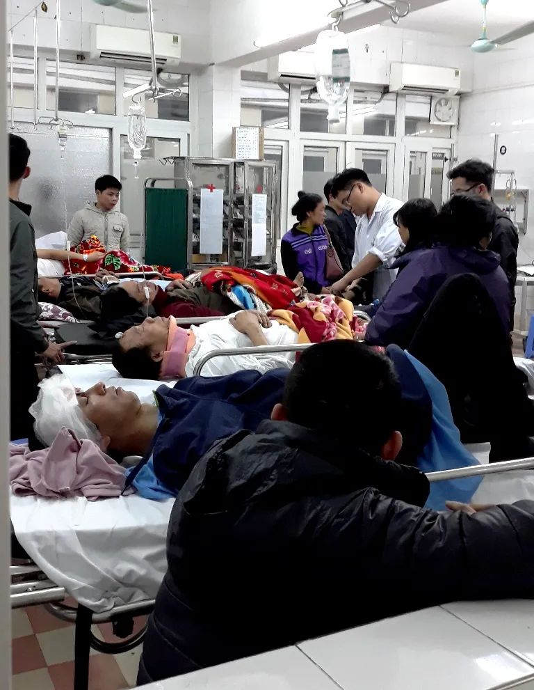 Pháo nổ làm hàng trăm người cấp cứu ảnh 1