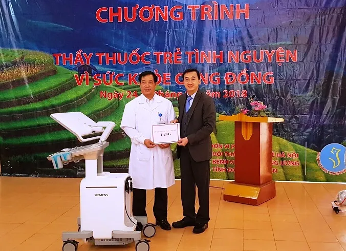 Thầy thuốc trẻ khám chữa bệnh cho đồng bào Mường Nhé ảnh 2