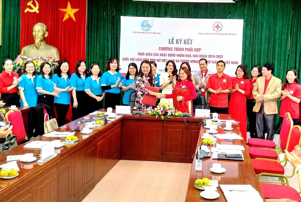 Diễn viễn Nhã Phương đồng hành cùng phụ nữ biên cương ảnh 1