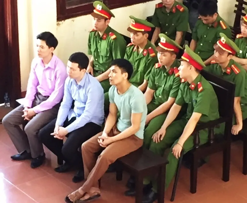 Xét xử vụ tai biến chạy thận làm 8 người tử vong: Bác sĩ Hoàng Công Lương bình thản ra tòa ảnh 2