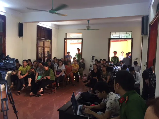 Xét xử vụ tai biến chạy thận làm 8 người tử vong: Bác sĩ Hoàng Công Lương bình thản ra tòa ảnh 3