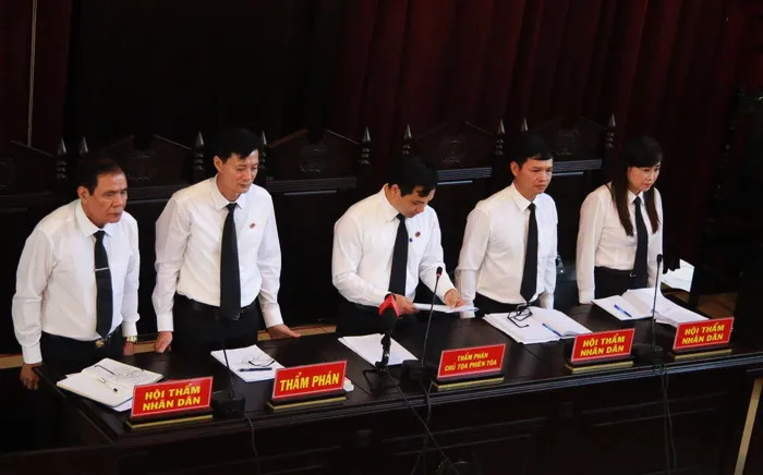 Xét xử vụ tai biến chạy thận làm 8 người tử vong: Bác sĩ Hoàng Công Lương bình thản ra tòa ảnh 1