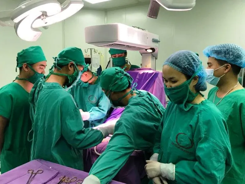 Cắt khối u trung thất lớn hiếm gặp ở trẻ sơ sinh 16 ngày tuổi ảnh 1