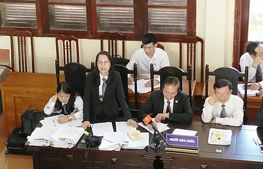 Tranh luận căng thẳng sau đề nghị trả hồ sơ vụ án tai biến chạy thận ở Hòa Bình ảnh 1