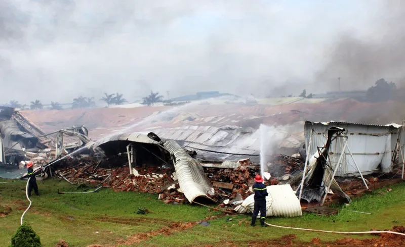 Hỏa hoạn thiêu rụi xưởng may ở Khu công nghiệp Thụy Vân ảnh 2