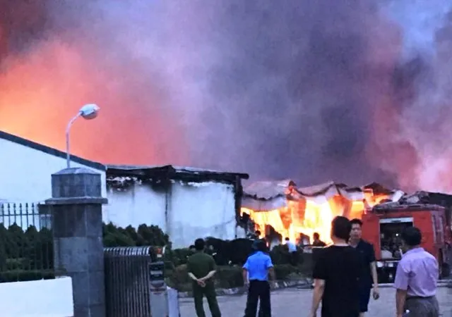 Hỏa hoạn thiêu rụi xưởng may ở Khu công nghiệp Thụy Vân ảnh 1