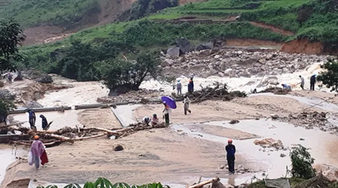 Cứu trợ khẩn cấp người dân bị thiệt hại do mưa lũ  ảnh 2