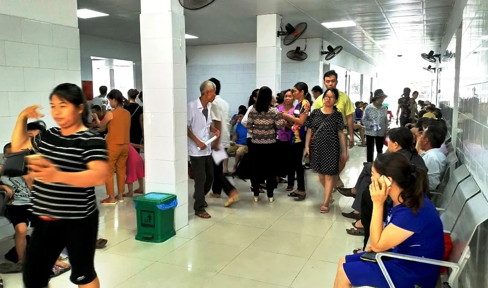 Ùn ùn nhập viện do nắng nóng, bệnh viện phải lắp thêm ghế, quạt, điều hòa ảnh 4