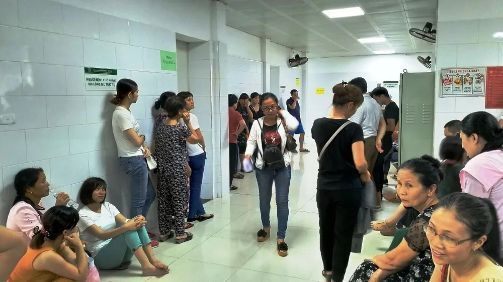 Ùn ùn nhập viện do nắng nóng, bệnh viện phải lắp thêm ghế, quạt, điều hòa ảnh 1