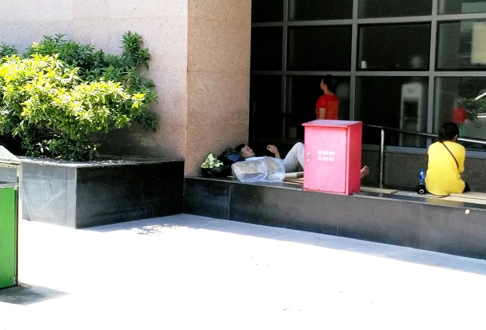 Ùn ùn nhập viện do nắng nóng, bệnh viện phải lắp thêm ghế, quạt, điều hòa ảnh 3