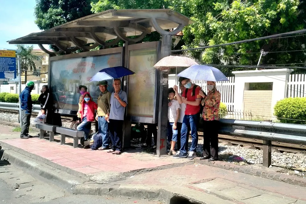 Ùn ùn nhập viện do nắng nóng, bệnh viện phải lắp thêm ghế, quạt, điều hòa ảnh 5