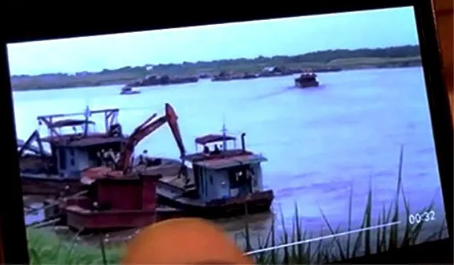 Sự thật clip “cát tặc” lộng hành trên sông Hồng ngay sát tàu cảnh sát  ảnh 1