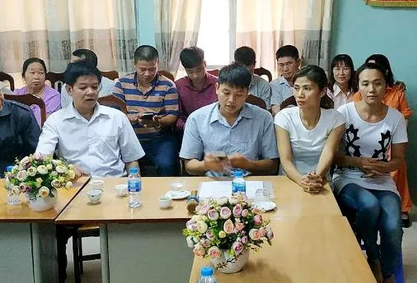 Nghẹn ngào buổi trao nhận lại con tại BV Đa khoa huyện Ba Vì sau 6 năm bị trao nhầm ảnh 2