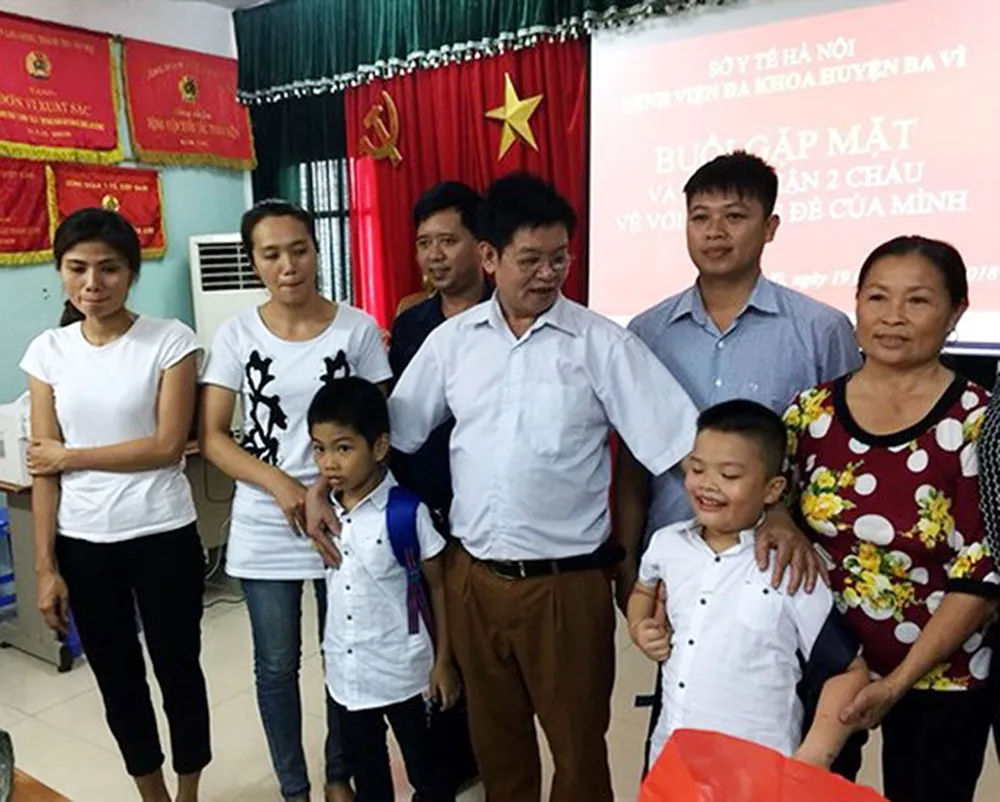 Nghẹn ngào buổi trao nhận lại con tại BV Đa khoa huyện Ba Vì sau 6 năm bị trao nhầm ảnh 1