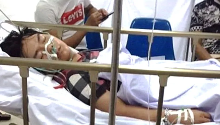 Phá cửa phòng khách sạn bắt kẻ giết anh trai và mẹ nuôi trong chốc lát ảnh 1