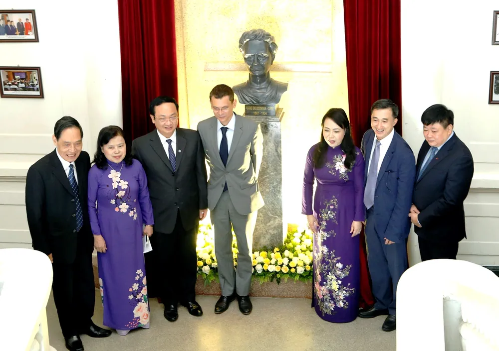 Khánh thành tượng nhà khoa học nhận 2 giải Nobel tại Bệnh viện K ảnh 1