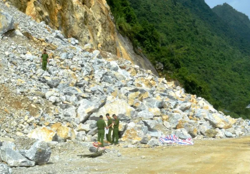 Nổ mìn phá đá làm đường, 3 công nhân thiệt mạng  ảnh 1