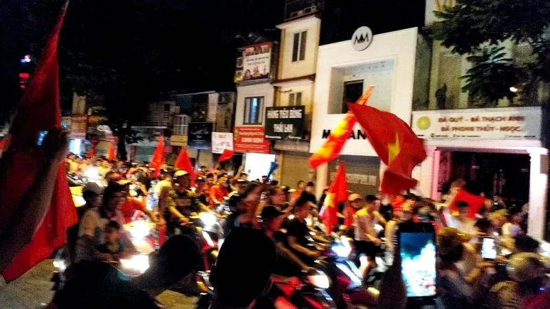 Người hâm mộ xuống đường mừng chiến thắng ảnh 11
