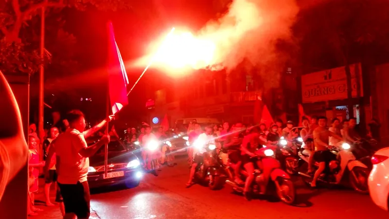 Người hâm mộ xuống đường mừng chiến thắng ảnh 15