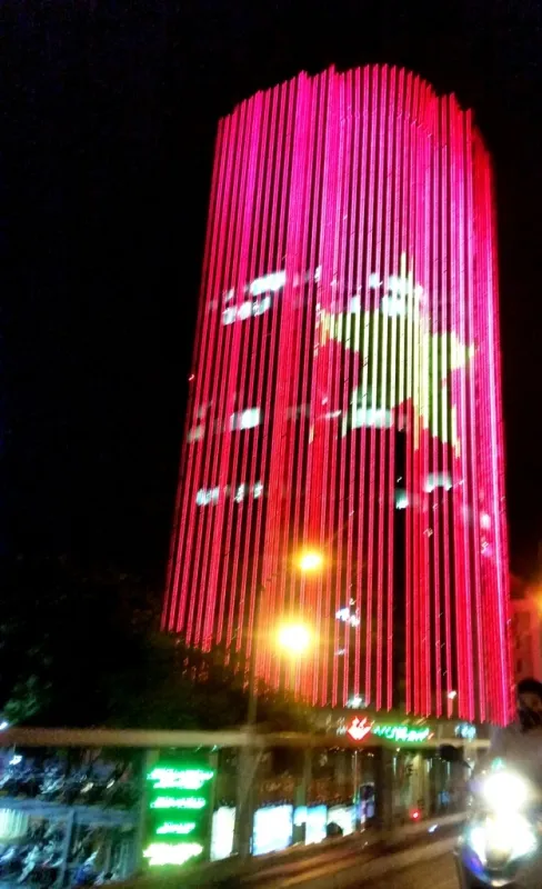 Người hâm mộ xuống đường mừng chiến thắng ảnh 14