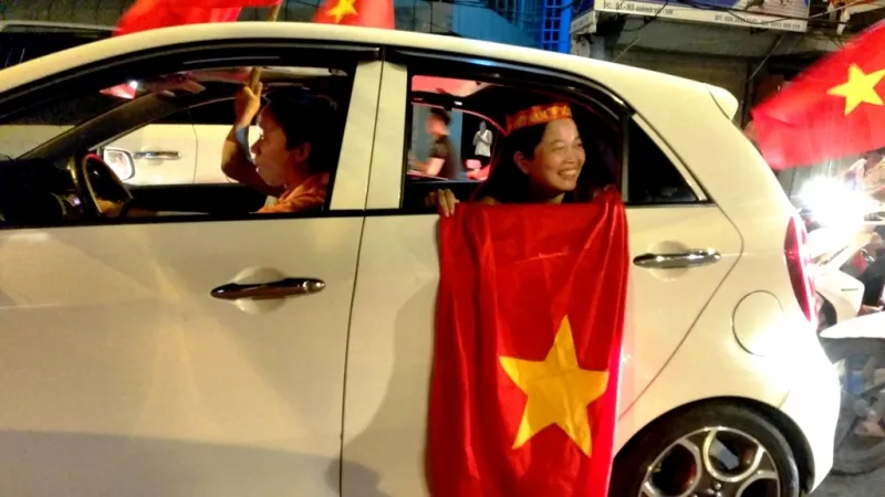 Người hâm mộ xuống đường mừng chiến thắng ảnh 12