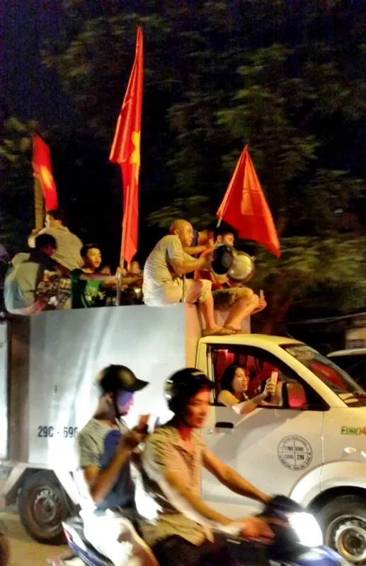 Người hâm mộ xuống đường mừng chiến thắng ảnh 13