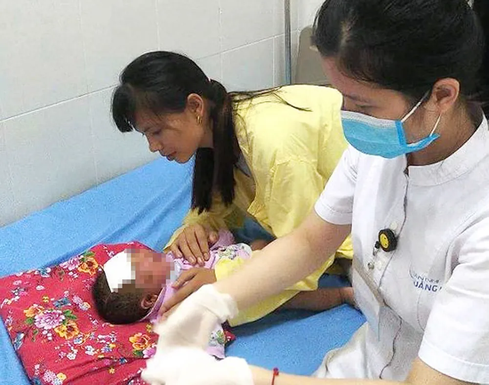 Đau xót cảnh em bé chưa tròn 1 tháng tuổi viêm loét toàn thân vì tắm lá ảnh 1