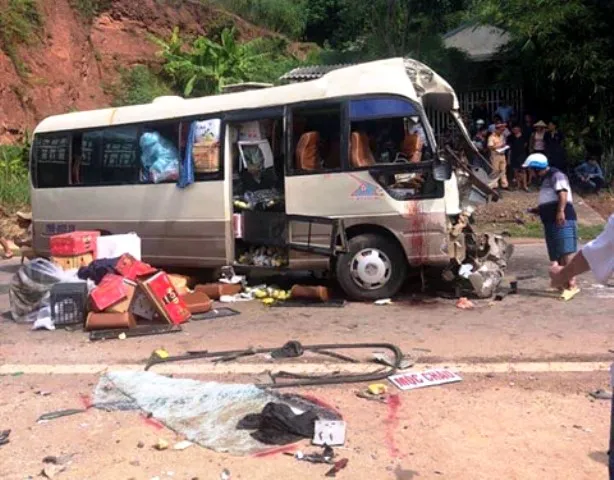 La liệt người bị thương, hàng hóa hư hỏng sau vụ TNGT nghiêm trọng ở Sơn La ảnh 2