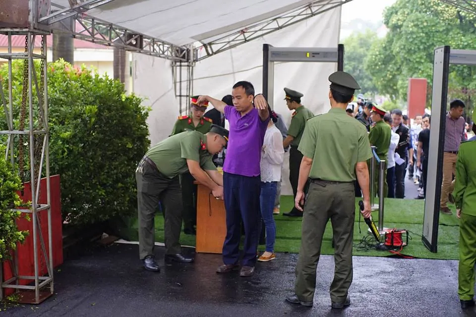 Thắt chặt an ninh tại phiên tòa xử “đại án ” cờ bạc lớn nhất từ trước tới nay ảnh 3