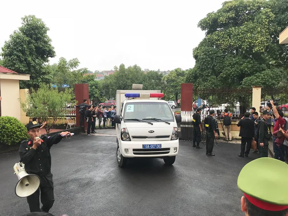 Đúng 7h30, xe đặc chủng dẫn giải 7 bị cáo  đang bị tạm giam tới tòa, trong đó có ông Phan Văn Vĩnh và Nguyễn Thanh Hóa