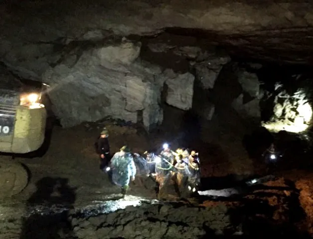 Thi thể phu vàng cuối cùng được đưa ra khỏi hang Cột Cờ ảnh 1