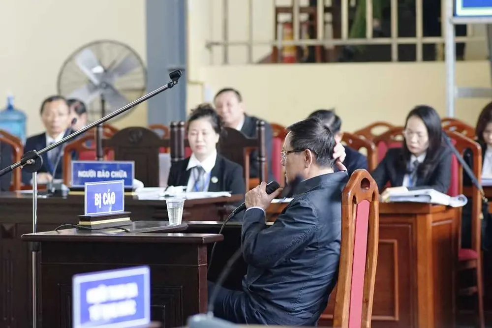 Ông Phan Văn Vĩnh bật khóc khi thân phận là bị cáo ảnh 1
