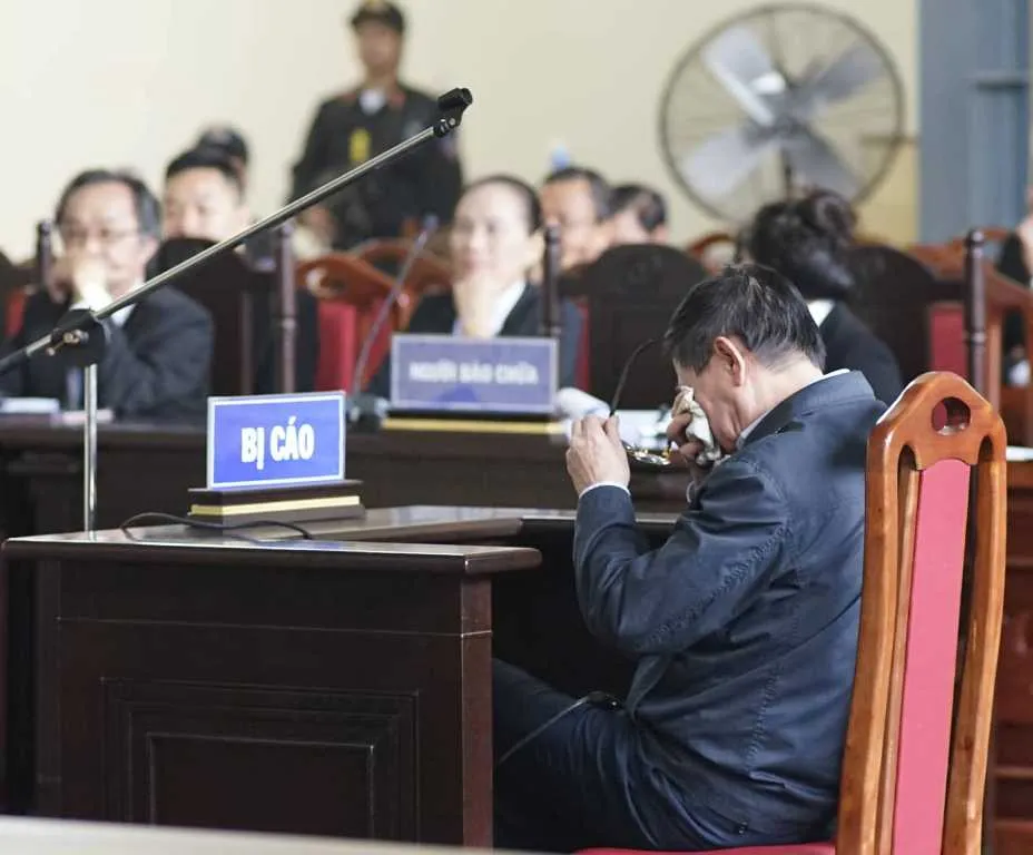 Ông Phan Văn Vĩnh bật khóc khi thân phận là bị cáo ảnh 3