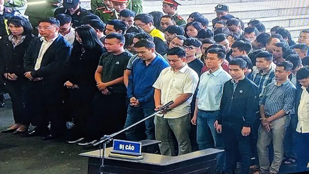 Các  bị cáo nghe tòa tuyên án