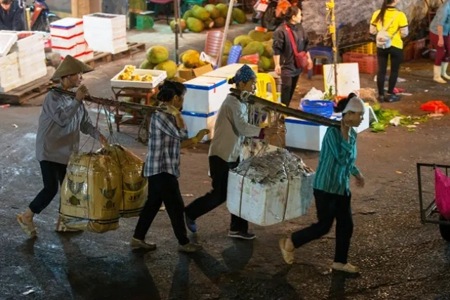 Khởi tố, tạm giam 3 kẻ cưỡng đoạt tài sản ở chợ Long Biên ảnh 2