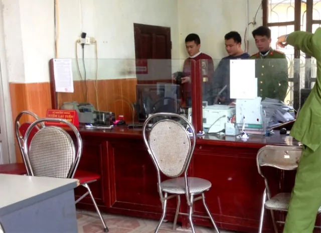 Táo tợn cầm dao và hơi cay lao vào ngân hàng cướp 200 triệu đồng ảnh 1