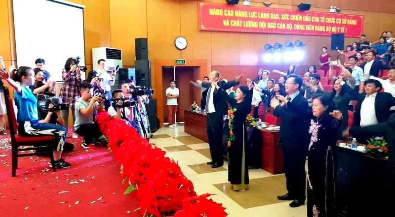 Bộ trưởng Bộ Y tế tập thể dục trong khai mạc Những ngày phim y tế Việt Nam 2019 ảnh 2