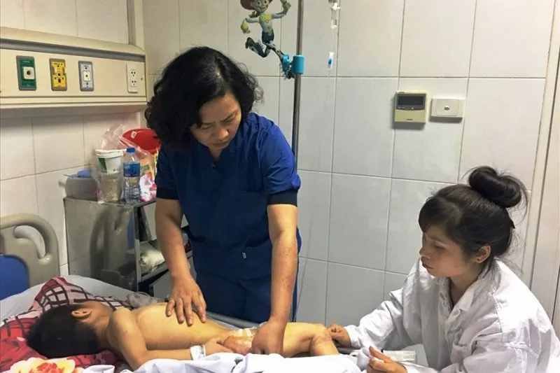 Xót xa bé trai bại não bị 4 con chó nhà cắn xé ảnh 1