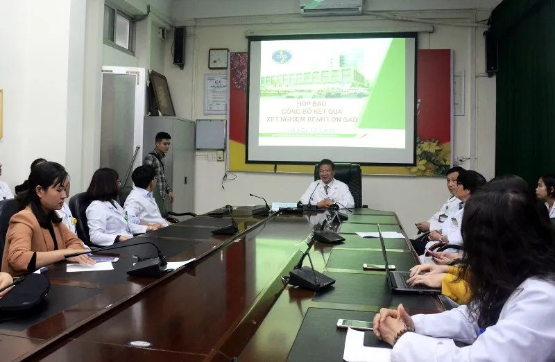 Hơn 230 trẻ được đưa từ Bắc Ninh đến Hà Nội để xét nghiệm sán heo ảnh 1