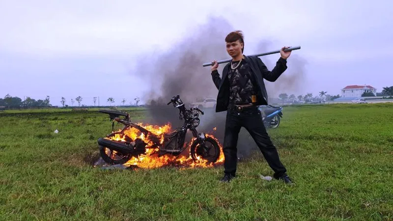 Hiện tượng mạng “Khá Bảnh” bị xác minh về hành vi đốt xe ảnh 1