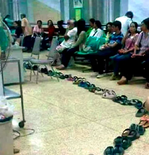 Sự thật bức hình “xếp dép chờ khám bệnh”! ảnh 1