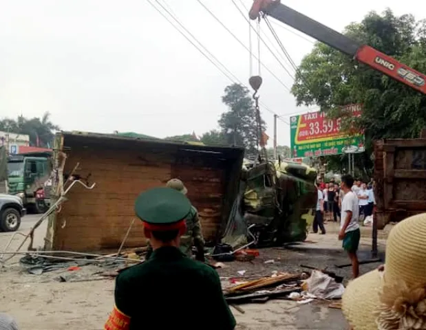 Xe tải chở bộ đội bị lật, nhiều chiến sĩ bị thương ảnh 2