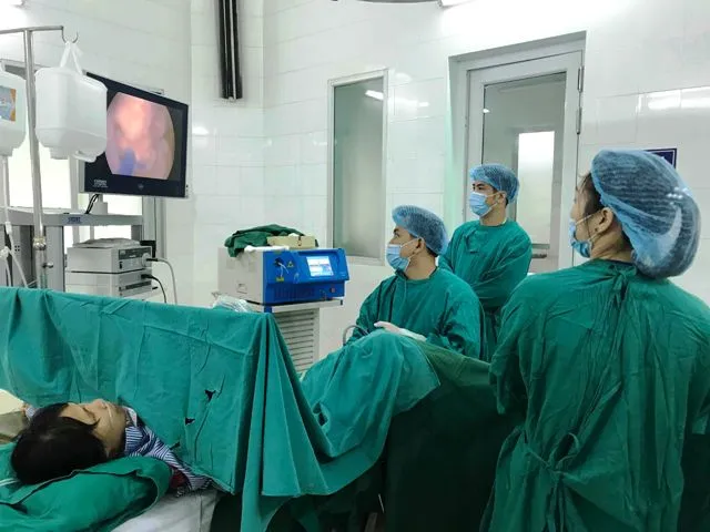 Vòng tránh thai đi lạc vào bàng quang tạo ra sỏi khủng ảnh 2