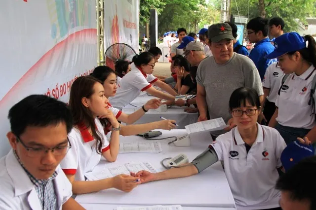 Hàng ngàn người dân thủ đô tham gia Chương trình đi bộ "Vì sức khỏe tim mạch"  ảnh 2