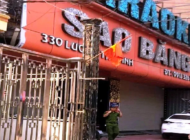 Nổ súng trước quán karaoke, 3 người thương vong ảnh 1