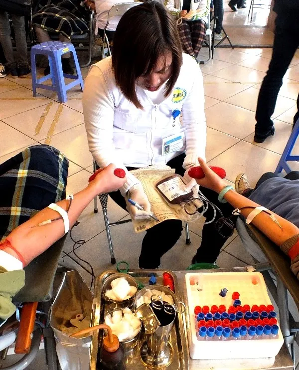 Hơn 98% lượng máu thu được ở Việt Nam từ người tình nguyện ảnh 1