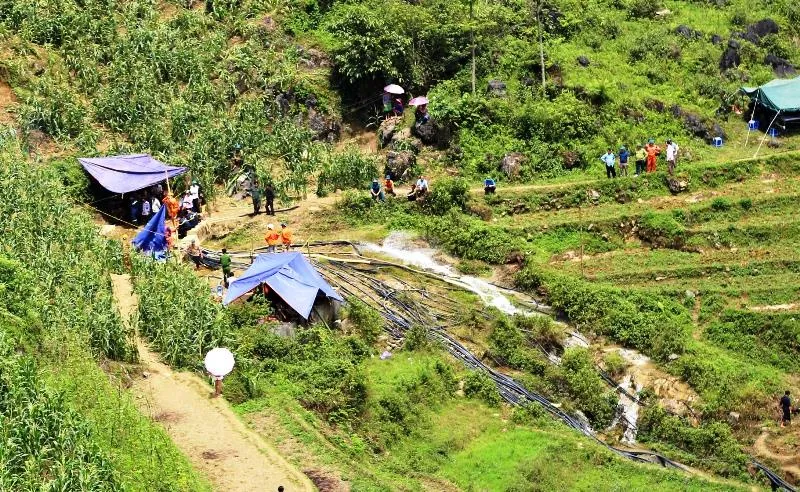 Chạy đua với thời gian để giải cứu người đàn ông mắc kẹt dưới hang Vàng  ảnh 2