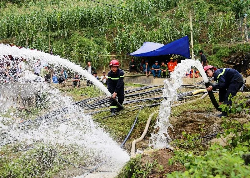 Chạy đua với thời gian để giải cứu người đàn ông mắc kẹt dưới hang Vàng  ảnh 1